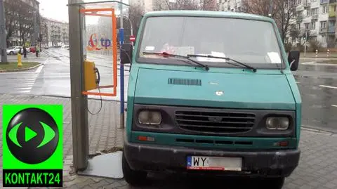 "Lublin" przytulił się do budki telefonicznej