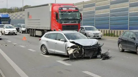 Wjechał w barierkę na S8. Auto zatrzymało się na środku jezdni