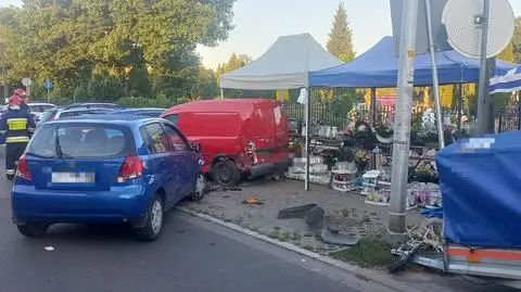 Zjechał z jezdni i uderzył w zaparkowane auta. Miał 1,5 promila