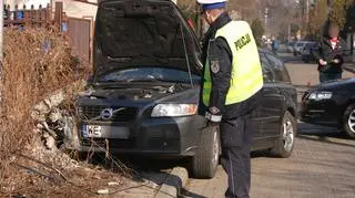 Volvo uderzyło w słup