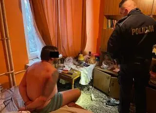 Policjant z zatrzymanym mężczyzną 