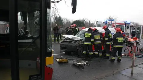 Czołowe zderzenie z autobusem