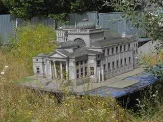 Zniszczony Park Miniatur 