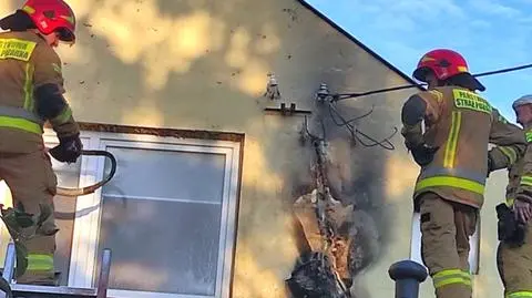 Zwarcie i pożar przy Modlińskiej. Na ponad godzinę zamknęli jeden pas jezdni