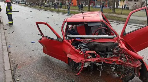 Wypadek na Grochowskiej. Zderzyli się tak, że z jednego auta wypadł silnik
