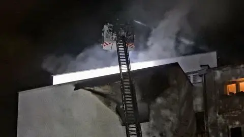 Spłonęło mieszkanie na ósmym piętrze bloku. Dwie osoby musiały uciekać na dach