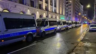 Służby zgromadziły się na placu Powstańców Warszawy w pobliżu Telewizji Polskiej