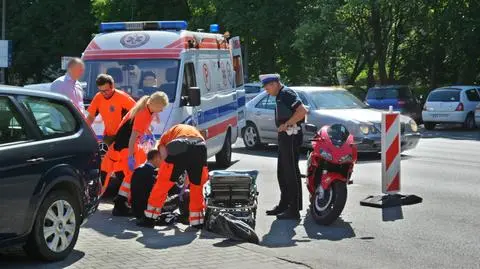 Wypadek motocyklisty na Batorego. "Wjechał w barierki"