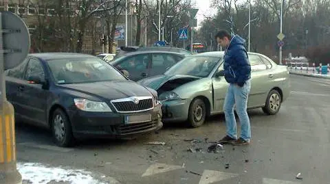 Dwa rozbite samochody na skrzyżowaniu