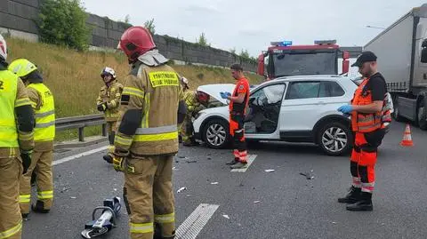 Jeden samochód stanął w poprzek drogi, z drugiego strażacy wycinali drzwi