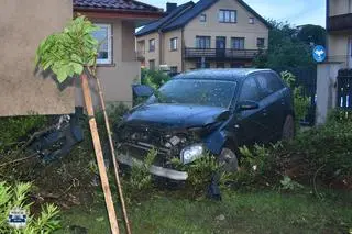 Auto zakończyło jazdę na posesji