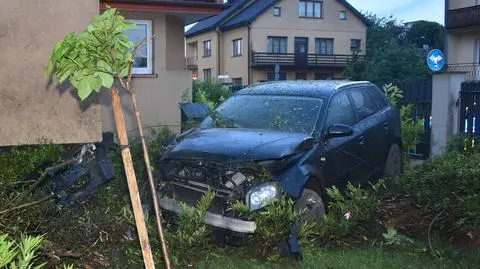 Auto zakończyło jazdę na posesji