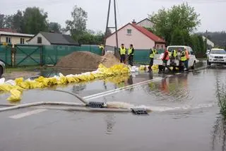 Strażacy wypompowują wodę z zalanych ulic i posesji