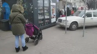 Auto zablokowało chodnik przy Belwederskiej