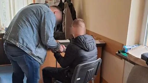 18-latek kopał w tylne drzwi nowego Lexusa
