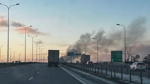 Słup czarnego dymu w pobliżu trasy S2