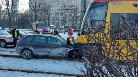 Zderzenie auta z tramwajem na Marszałkowskiej 