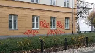 Graffiti na elewacji Pałacu Branickich