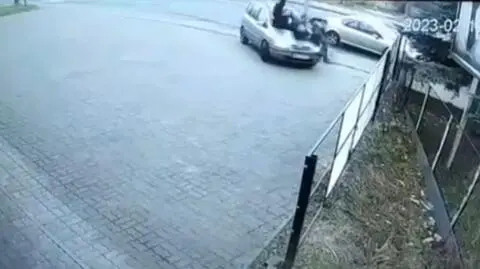 Chciał uniknąć uderzenia w inne auto, zjechał i potrącił trzy osoby