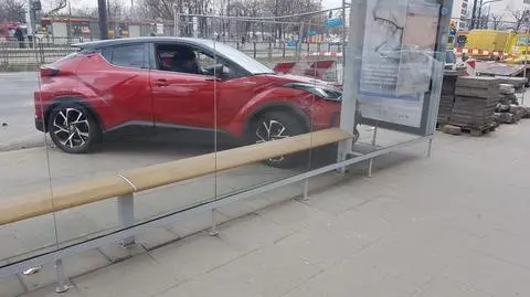 Zderzenie na Pradze Północ. Jedno auto wjechało w przystanek