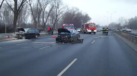 Wisłostrada stanęła po wypadku. Dwie osoby ranne