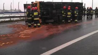 Na Toruńskiej przewrócił się tir. Piwo się wylało