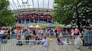 Fani zbierają się przed stadionem Narodowym