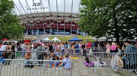 Fani zbierają się przed stadionem Narodowym