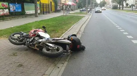 Motocyklista uderzył w latarnię. "Ktoś zajechał mu drogę" 