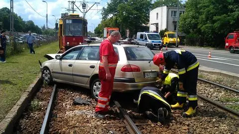 Daewoo w toyotę na Bródnie. Stanęły tramwaje