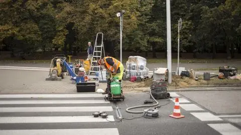 Przejście, które ostrzega kierowców, że zbliża się pieszy