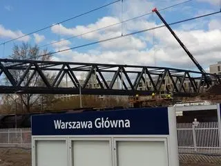 Przesuwają kładkę nad linią średnicową