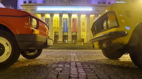 Nowy neon nad wejściem do PKiN