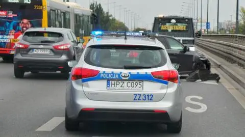 Zderzenie dwóch aut. Trasa Łazienkowska w korku