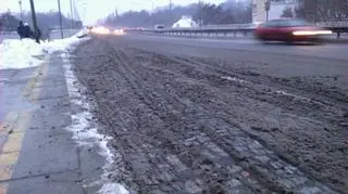 Błoto pośniegowe zalega na niektórych ulicach (zdjęcie zrobione po godz. 7.00)