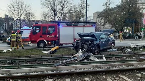 Wpadł na torowisko, powalił słup. Tramwaje nie jeździły na długim odcinku