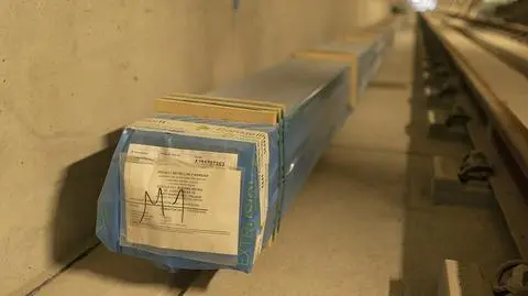 Budowa metra na Bródnie. Trzecia szyna czeka na montaż
