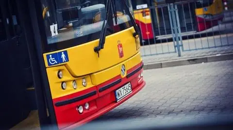 Wyproszono go z autobusu. W odwecie wybił szybę w drzwiach