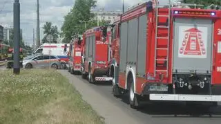 Samochód osobowy wjechał pod tramwaj