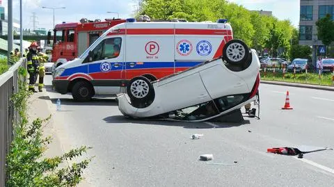 Dachowanie na rondzie Unii Europejskiej. Policja szuka kierowcy drugiego samochodu