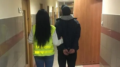 Z mieszkania zniknęły pieniądze, ubrania i sprzęt elektroniczny. Policja zatrzymała dwoje 24-latków