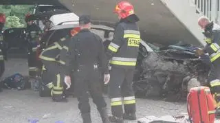 Auto wbiło się pod schody przy Trasie Łazienkowskiej