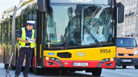 Jechał hulajnogą, zderzył się z autobusem