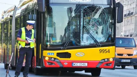 Jechał hulajnogą, zderzył się z autobusem