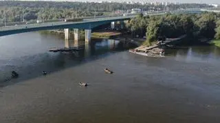 Żołnierze kontynuują prace nad budową mostu pontonowego