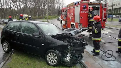 Zapalił się po uderzeniu w latarnię