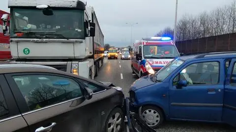 Zderzenie dwóch aut osobowych i ciężarówki. "Jedna osoba zabrana do szpitala"
