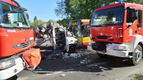 Wjechał pod prąd, czołowo uderzył w autobus. Cztery osoby ranne