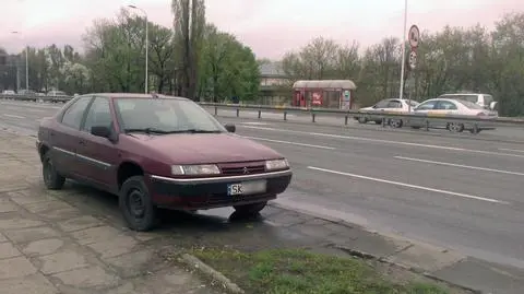 Porzucony citroen przy Wisłostradzie. "Wysyp wraków"