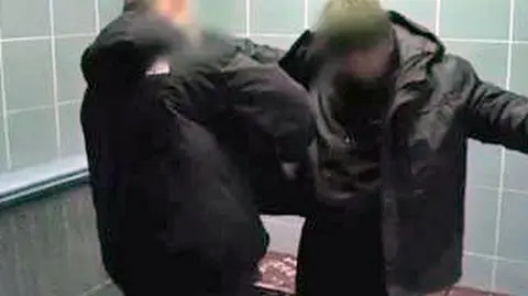 Z pięściami na policję: kolejny rozpoznany po 11 listopada
